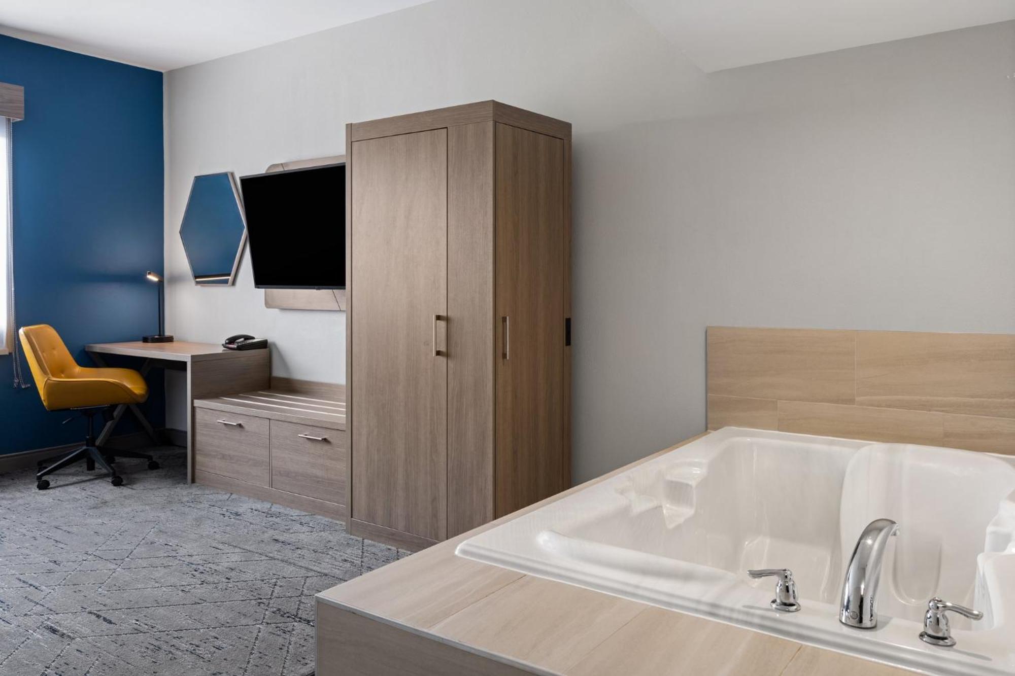 Holiday Inn Express Toledo North By Ihg Esterno foto